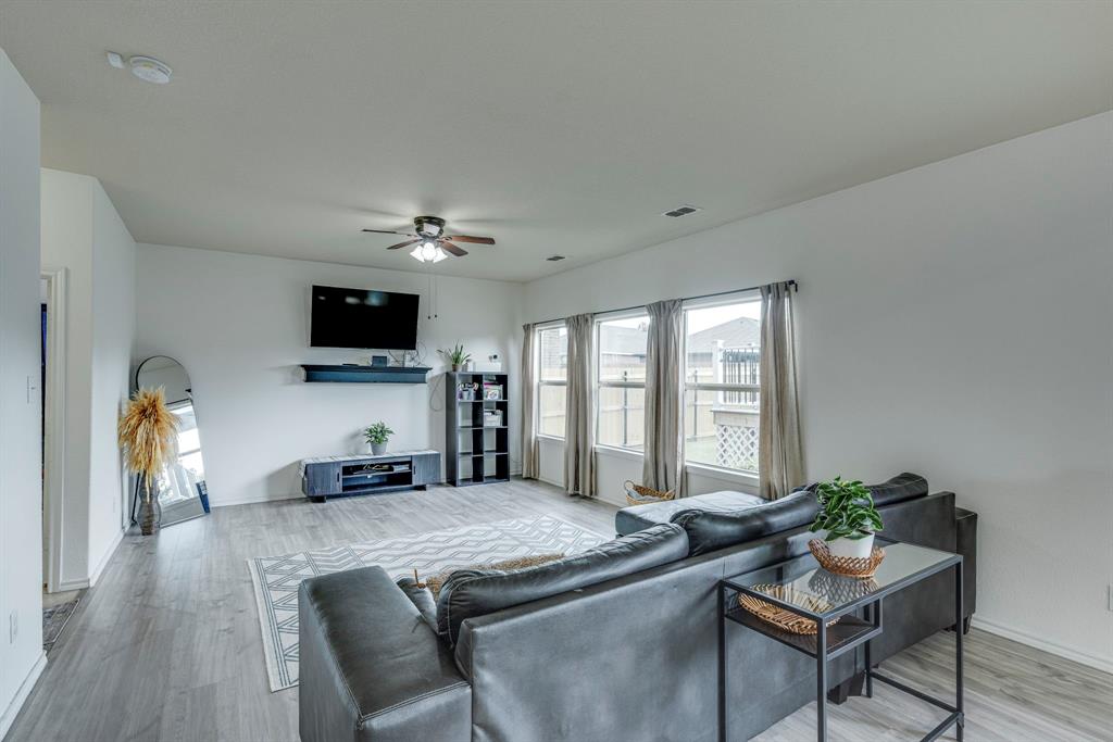 616 Cameron Way Azle, TX 76020 - Photo 6 of 37