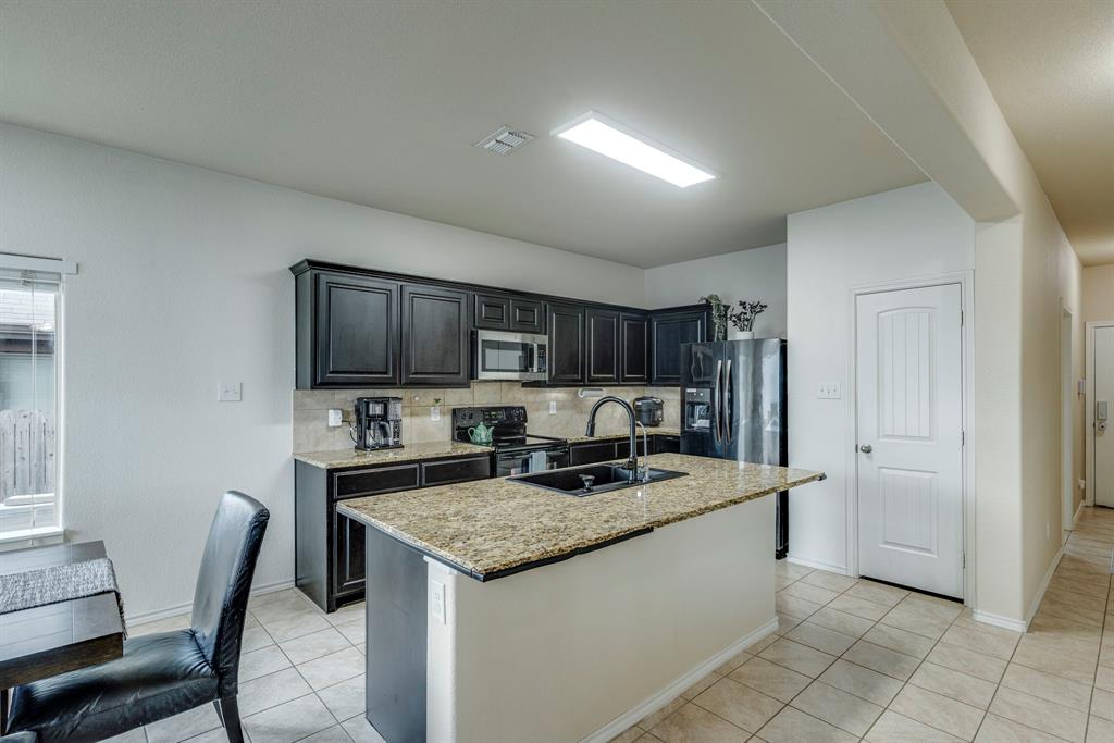 616 Cameron Way Azle, TX 76020 - Photo 9 of 37