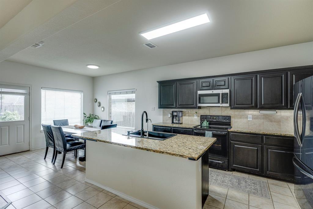 616 Cameron Way Azle, TX 76020 - Photo 10 of 37