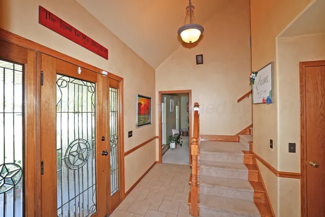 a view of entryway with livingroom