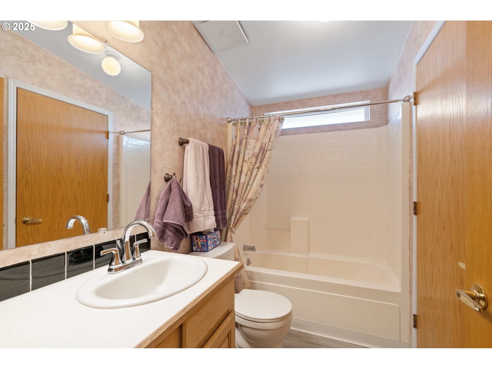 34656 County 1172 Road Stanfield, OR 97875 - Photo 17 of 47 a bathroom with a sink a toilet a tub and shower