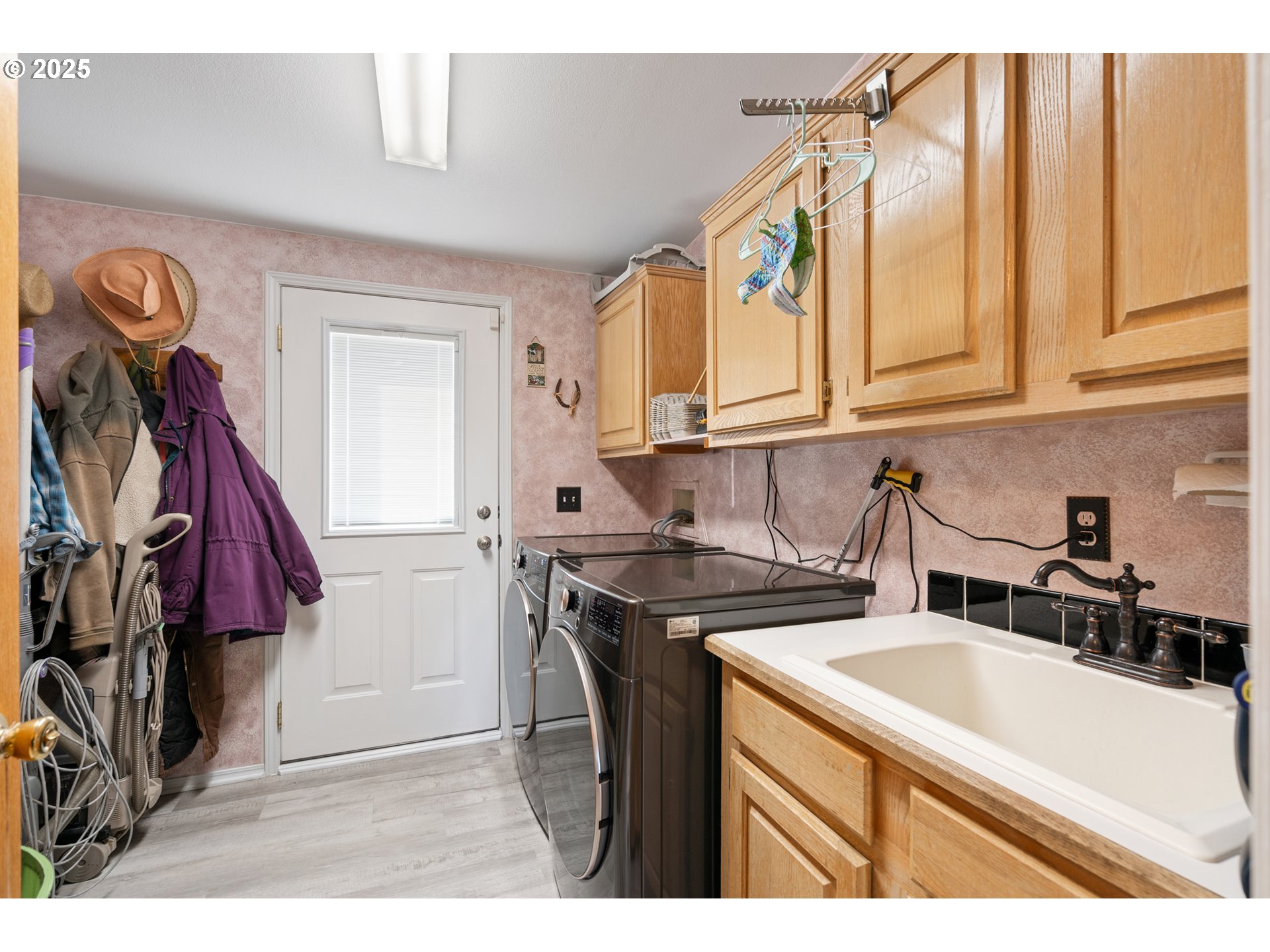 34656 County 1172 Road Stanfield, OR 97875 - Photo 18 of 47 a utility room with dryer and washer