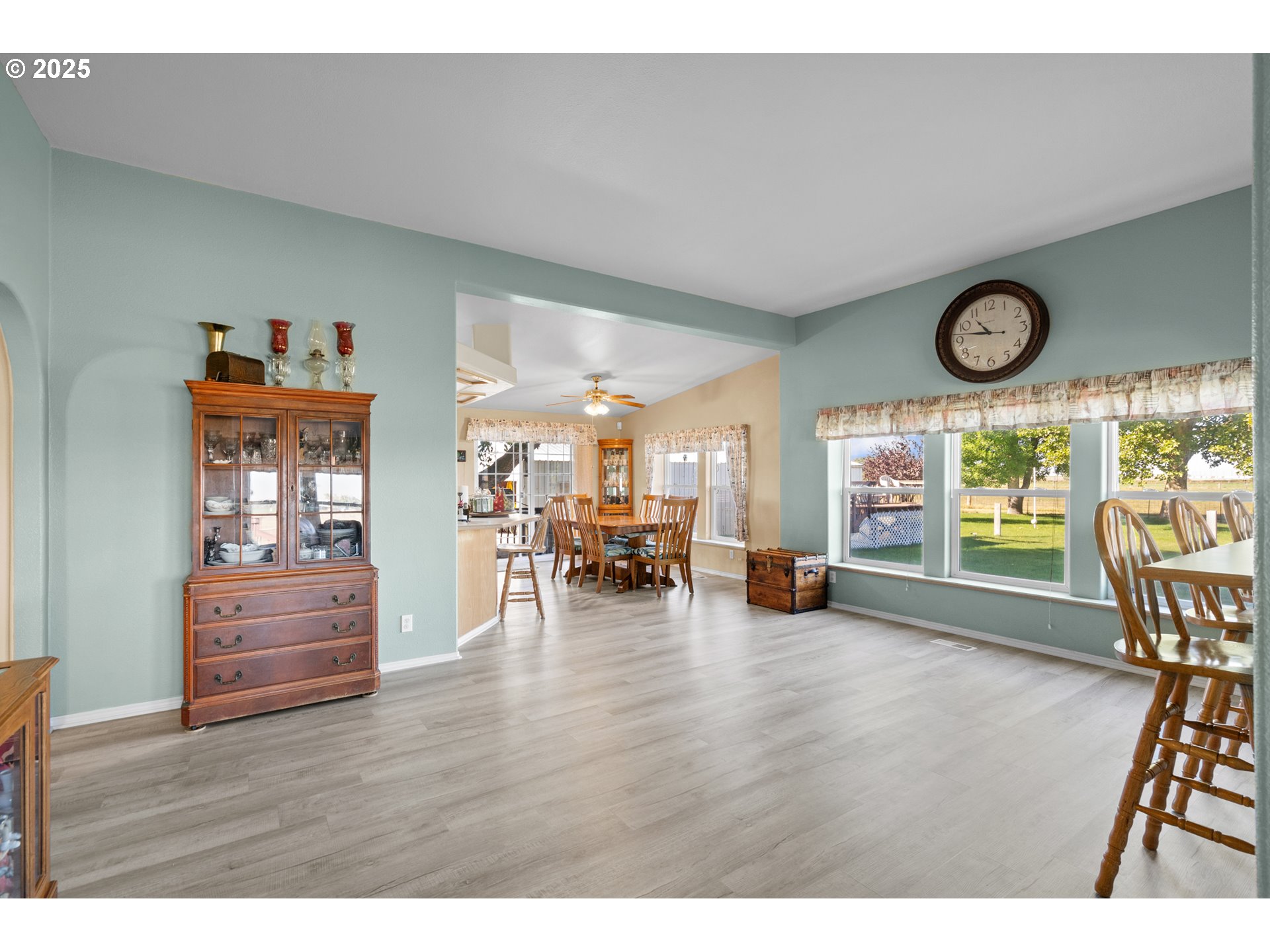 34656 County 1172 Road Stanfield, OR 97875 - Photo 19 of 47 a view of a livingroom with furniture window and wooden floor