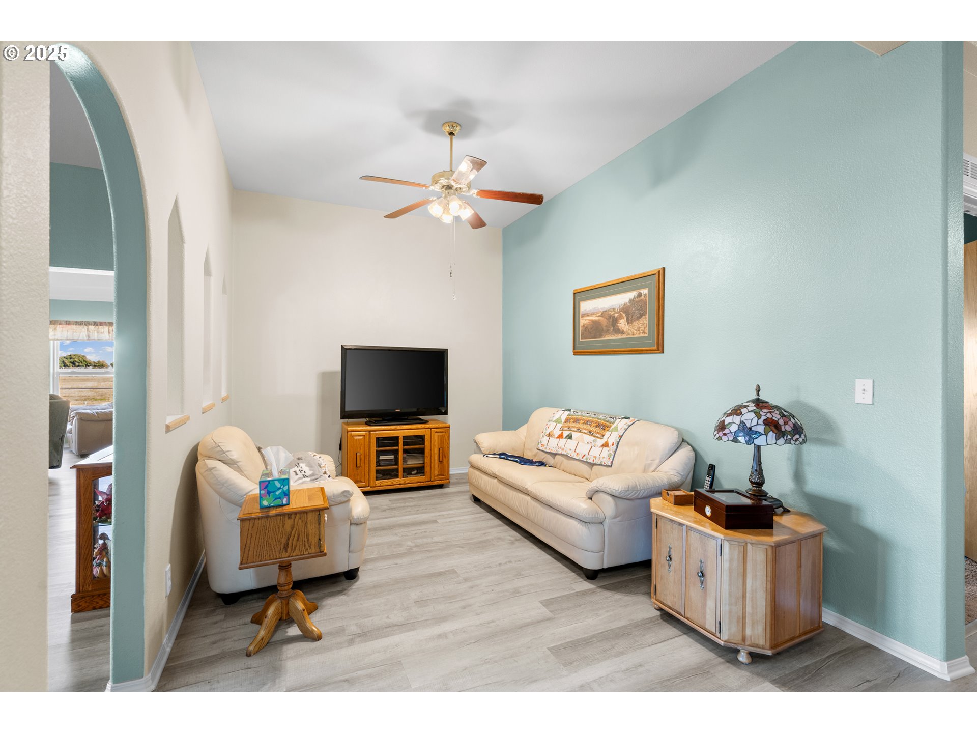34656 County 1172 Road Stanfield, OR 97875 - Photo 20 of 47 a living room with furniture and a flat screen tv