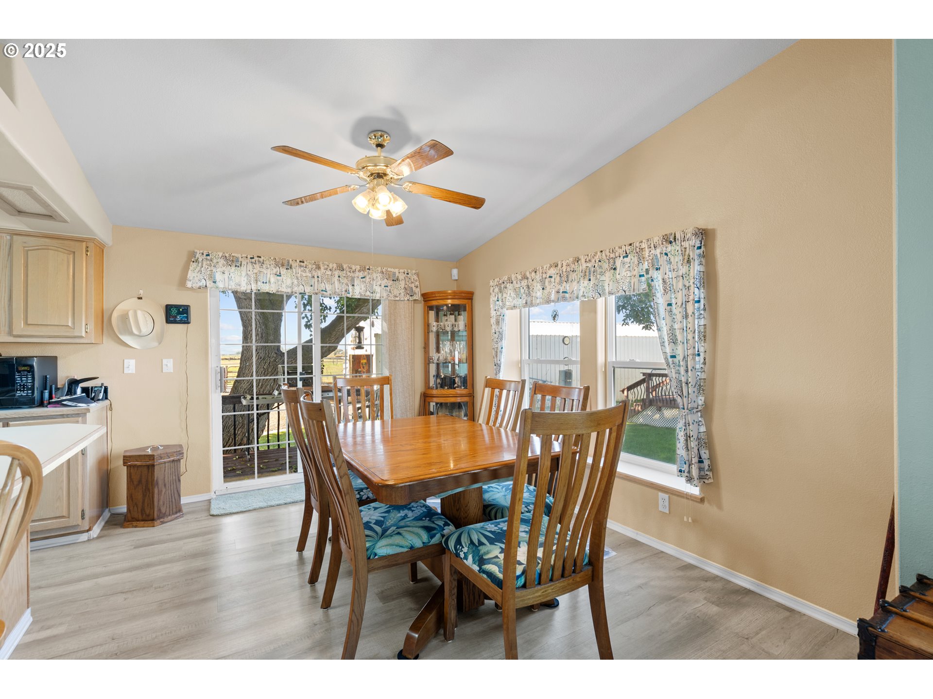 34656 County 1172 Road Stanfield, OR 97875 - Photo 37 of 47 a dining room with furniture a chandelier and wooden floor