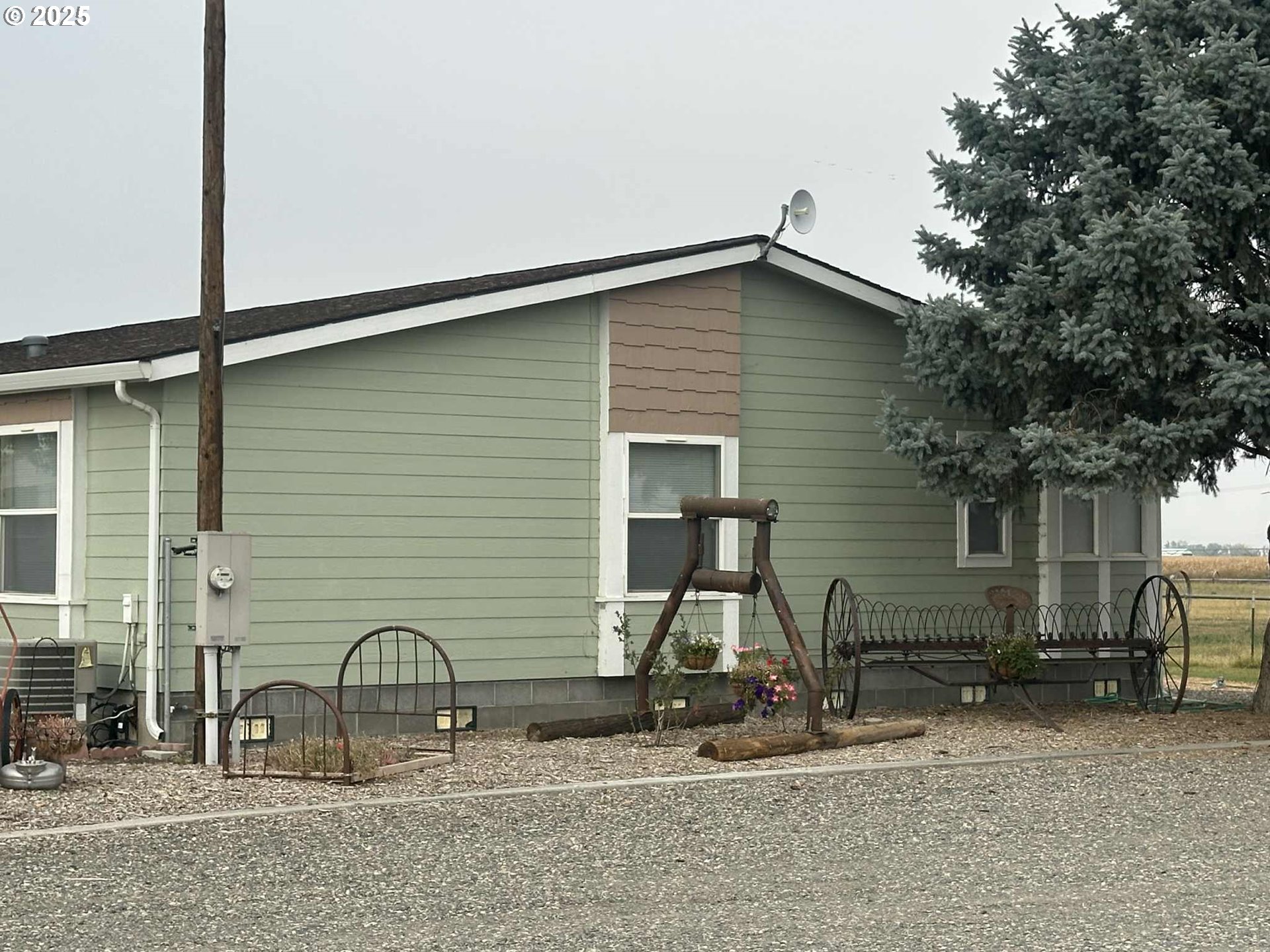 34656 County 1172 Road Stanfield, OR 97875 - Photo 9 of 47 a backyard of a house with table and chairs