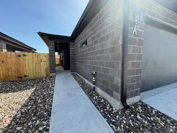 a view of a pathway along a building