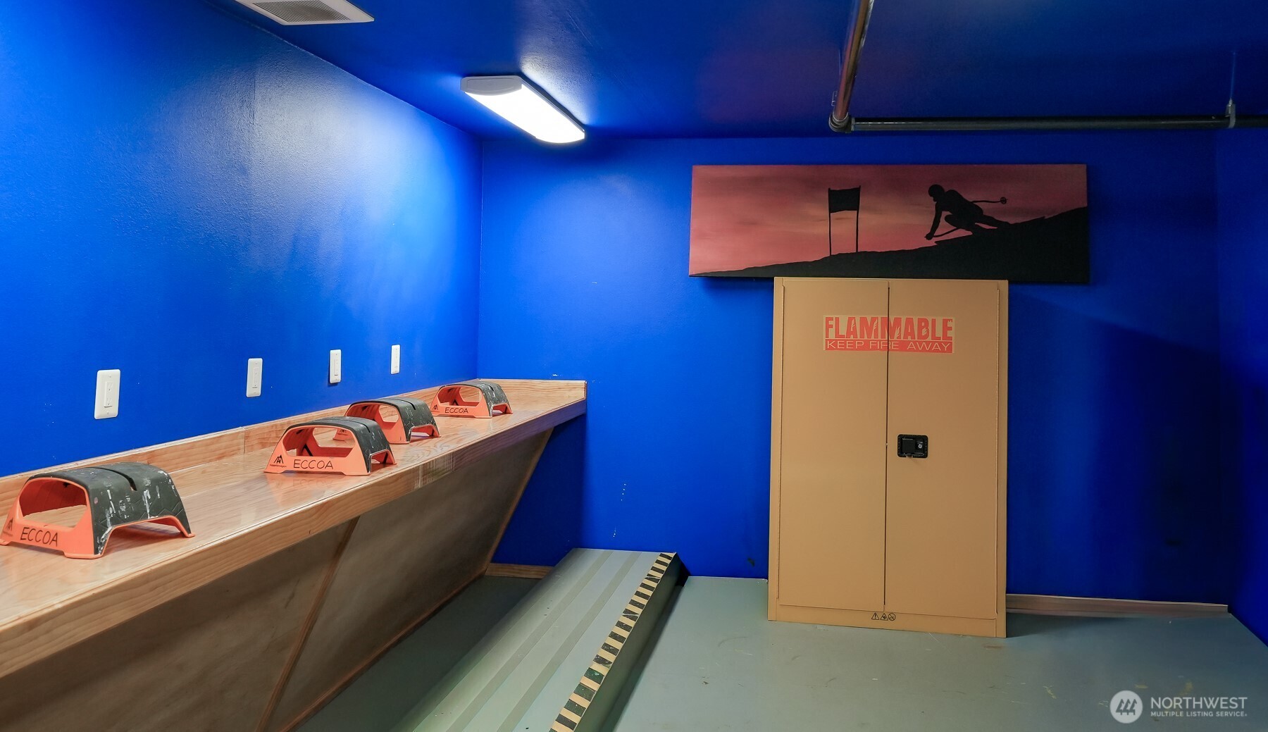 220 Tanner Way, Unit 206 Snoqualmie Pass, WA 98068 - Photo 30 of 37 a room with furniture