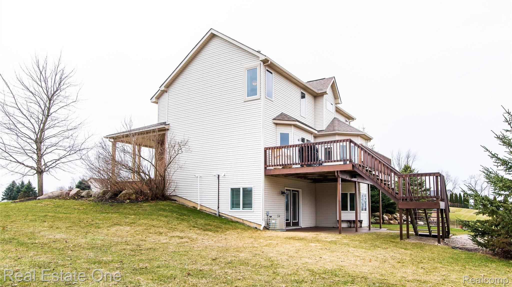 2610 Clivedon Road Howell, MI 48843 - Photo 10 of 43 side elevation