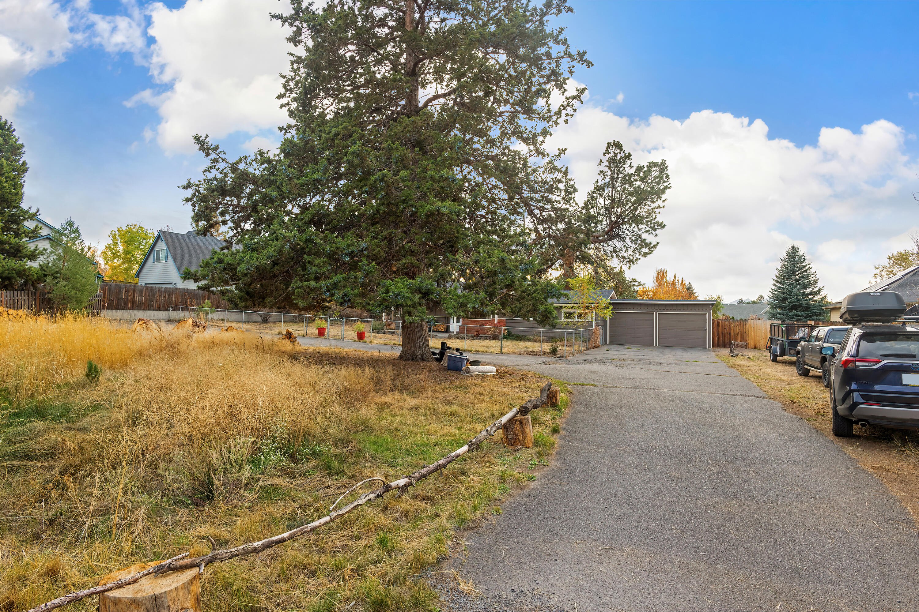 61855 Pettigrew Road Bend, OR 97702 - Photo 4 of 32 Driveway
