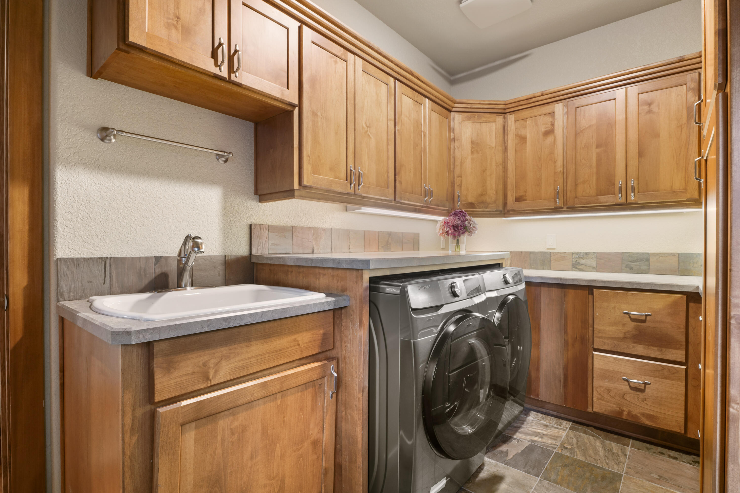 56902 River Road, Unit 6 Sunriver, OR 97707 - Photo 13 of 44 Laundry Room