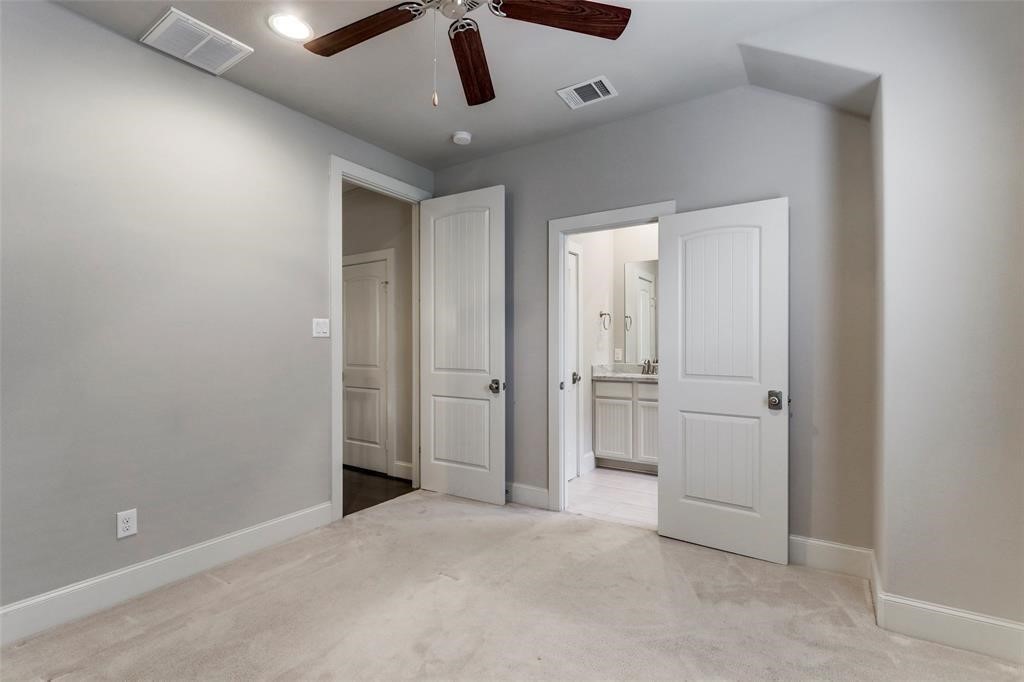 2724 Rutland Street Houston, TX 77008 - Photo 16 of 29 en empty room with closet and a ceiling fan