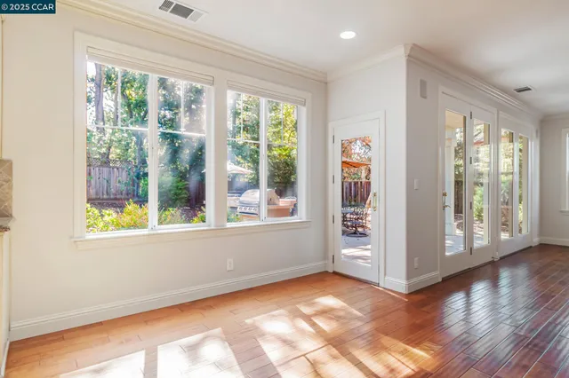 a view of entryway with window