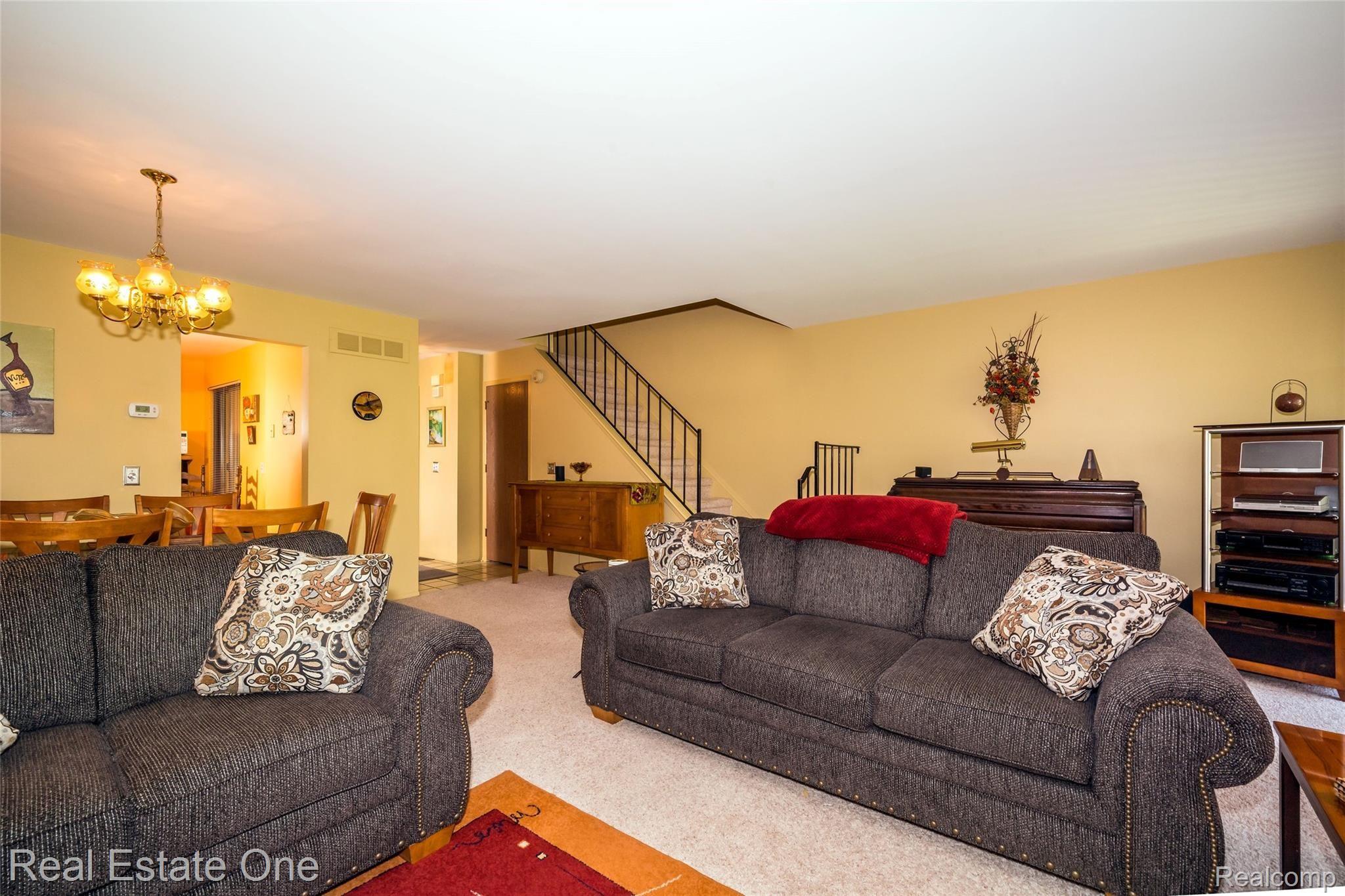 620 Byron Court Rochester, MI 48307 - Photo 6 of 19 006.jpg