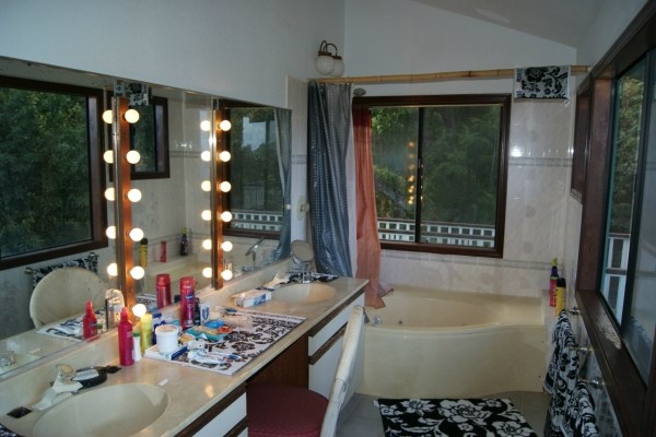 5609 Honua Road, Unit 1 Kapaa, HI 96746 - Photo 10 of 24 a bath room with sink and a bath tub