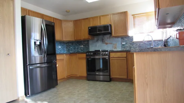 $389,000 | 21401 Prestwick Drive, Crest Hill, IL 60403