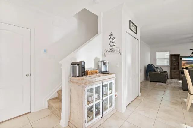 a very nice looking room with a big room