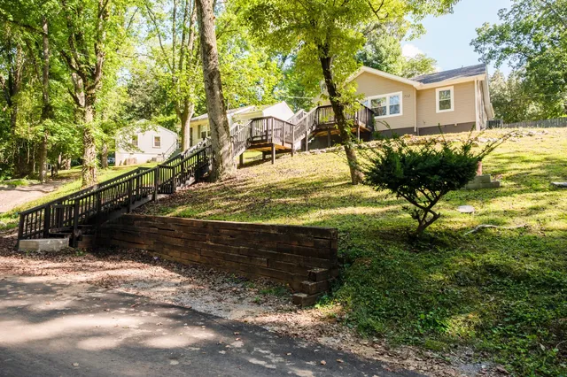 a view of a house with backyard