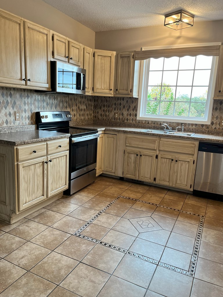 381 Castle Road Dalton, GA 30720 - Photo 12 of 48 Gallery Image 12