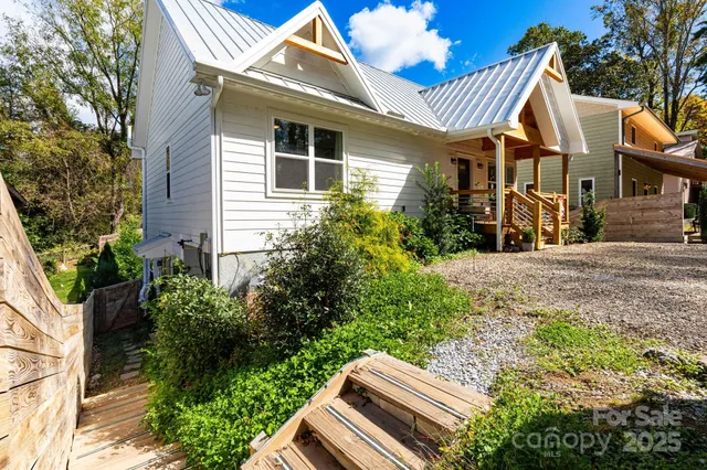 $775,000 | 27 Ruslan Dr., Asheville, NC 28806