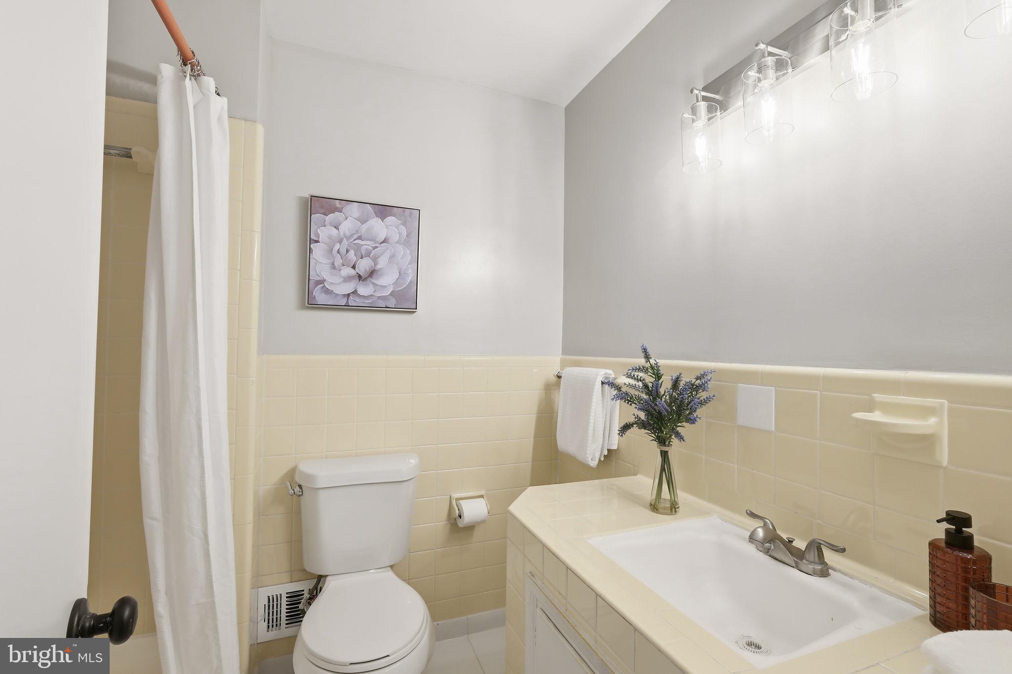 2031 Henderson Avenue Silver Spring, MD 20902 - Photo 21 of 39 Hallway Full Bath