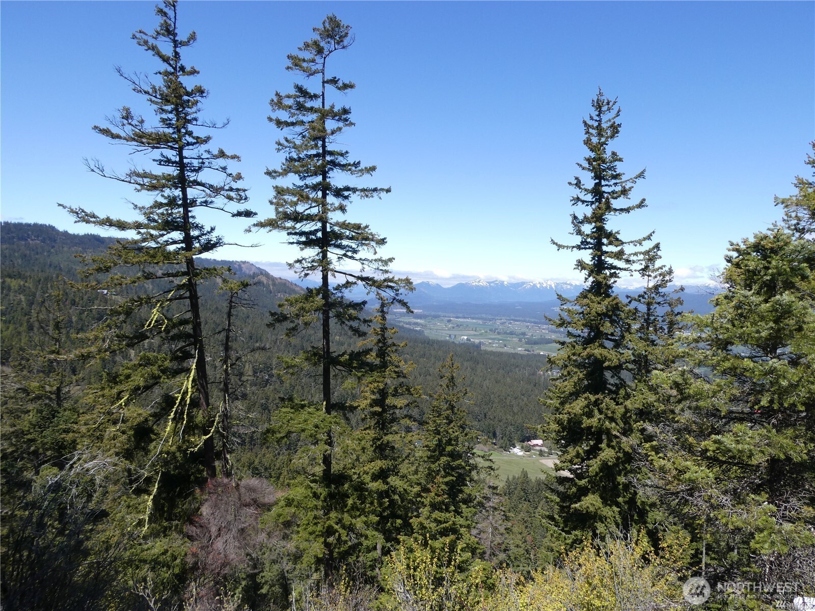831 Horse Heaven Road Cle Elum, WA 98922 - Photo 31 of 32 a view of a lake with a mountain in the background