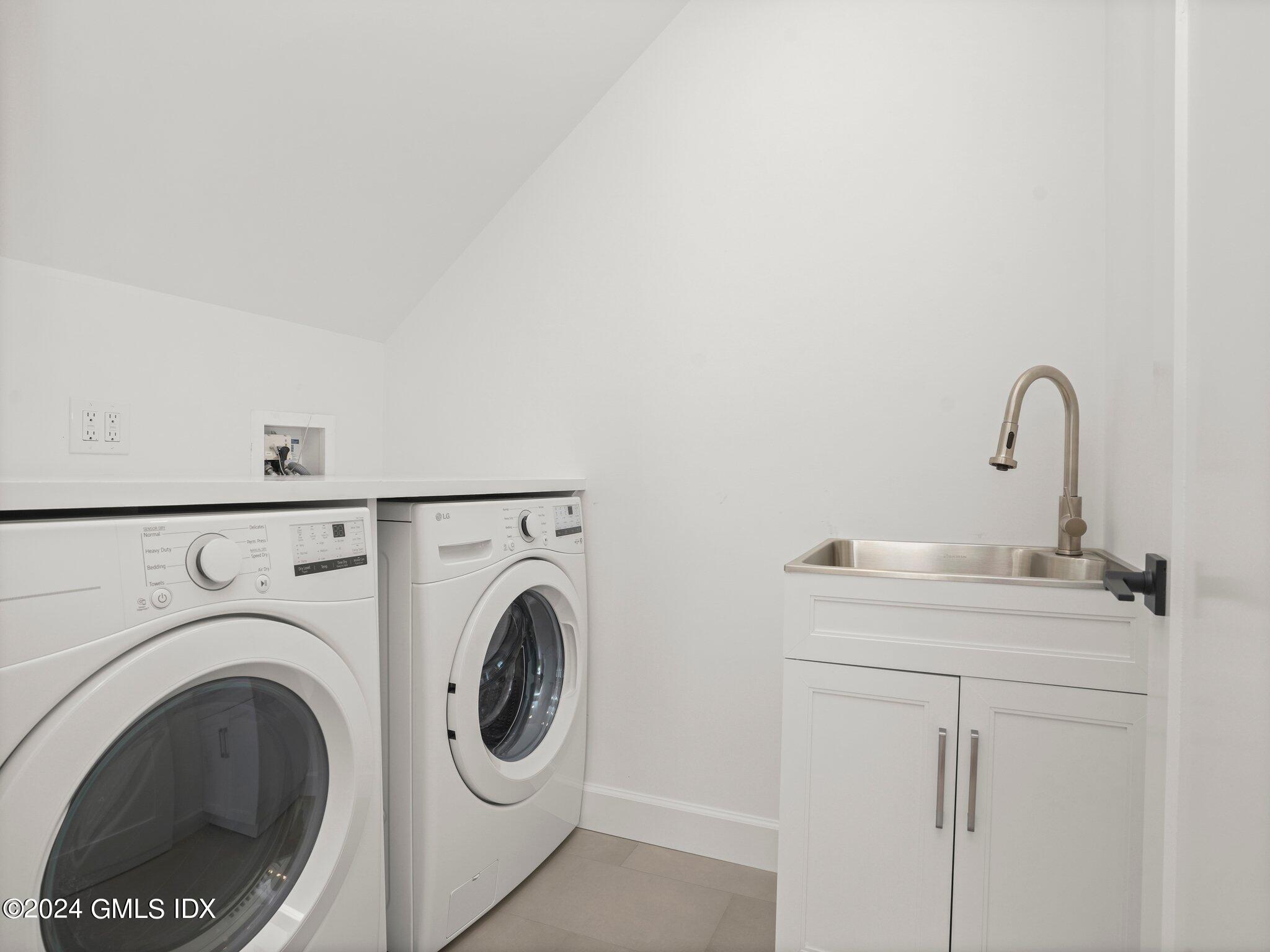 14 Rockland Place Greenwich, CT 06831 - Photo 28 of 54 a utility room with dryer and washer