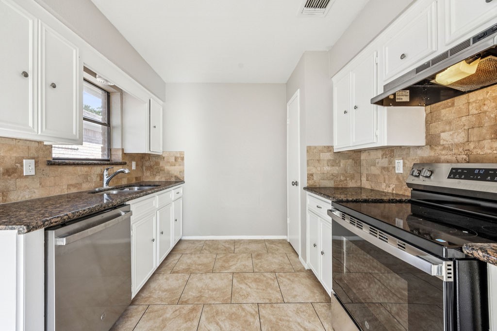 5602 Bridgegate Drive Spring, TX 77373 - Photo 5 of 17 a kitchen with granite countertop a stove sink and cabinets