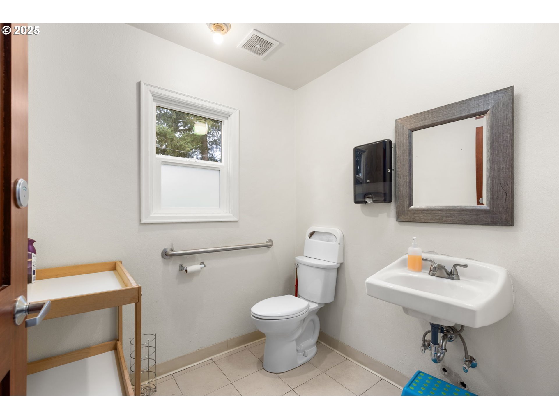 13047 Southeast Ramona Street Portland, OR 97236 - Photo 22 of 48 a bathroom with a toilet a sink a mirror and a window