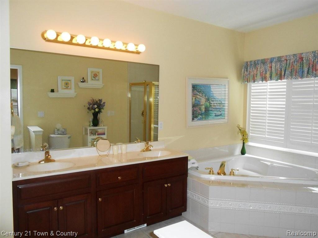 3587 Heron Ridge Drive Rochester, MI 48309 - Photo 18 of 30 Master Bath