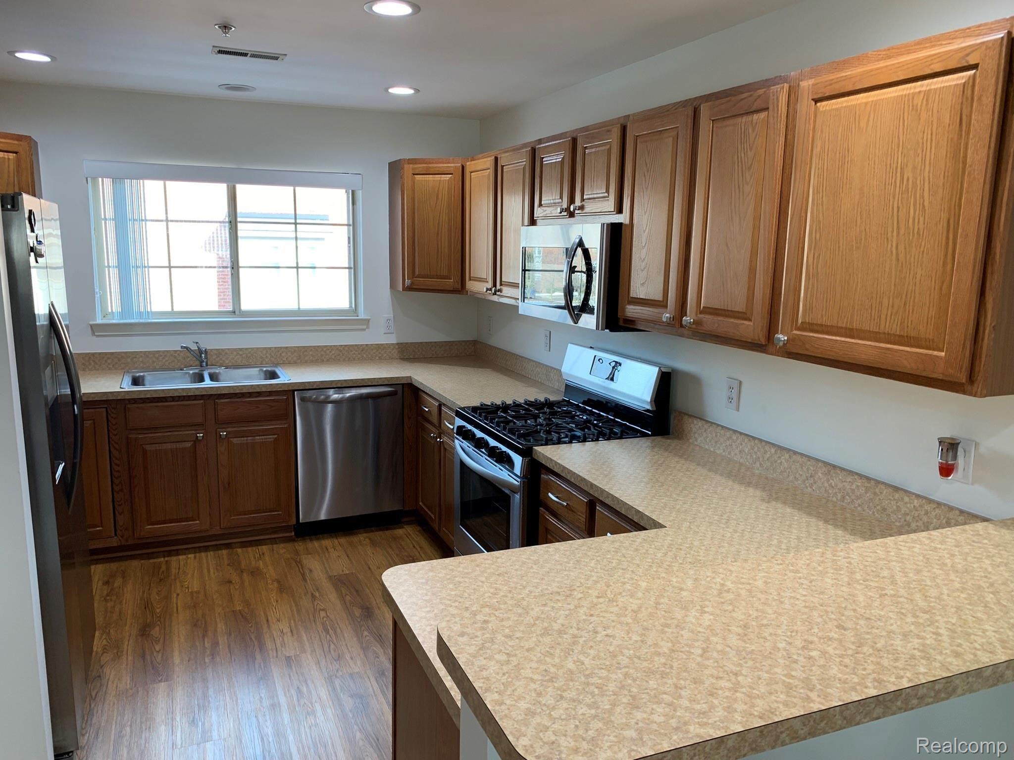 16826 Farmington Road Livonia, MI 48154 - Photo 7 of 36 Fantastic Kitchen
