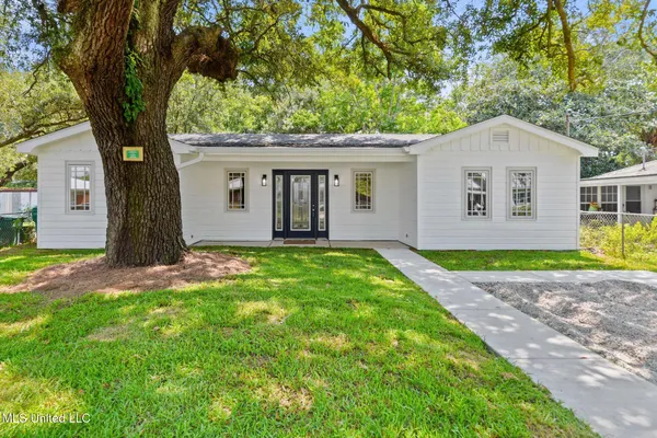 $425,000 | 426 Demontluzin Avenue, Bay St. Louis, MS 39520