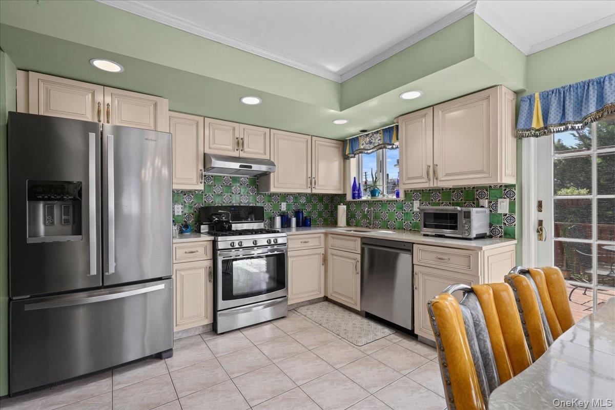 1415 Reed Place Bronx, NY 10465 - Photo 7 of 26