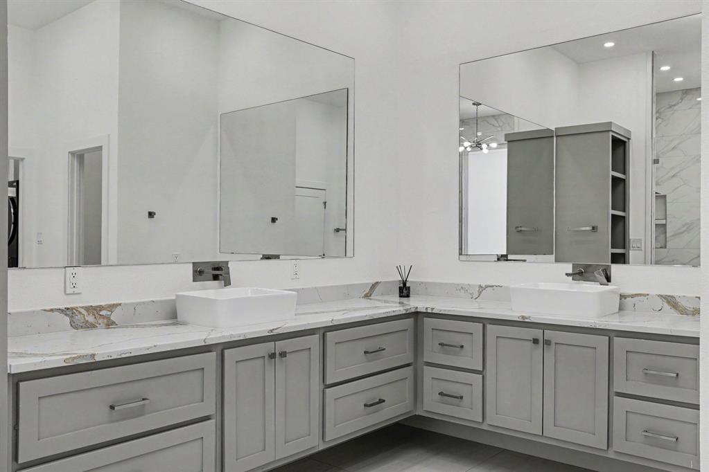 17327 Davenport Road Dallas, TX 75248 - Photo 27 of 40 a bathroom with double sink and a mirror