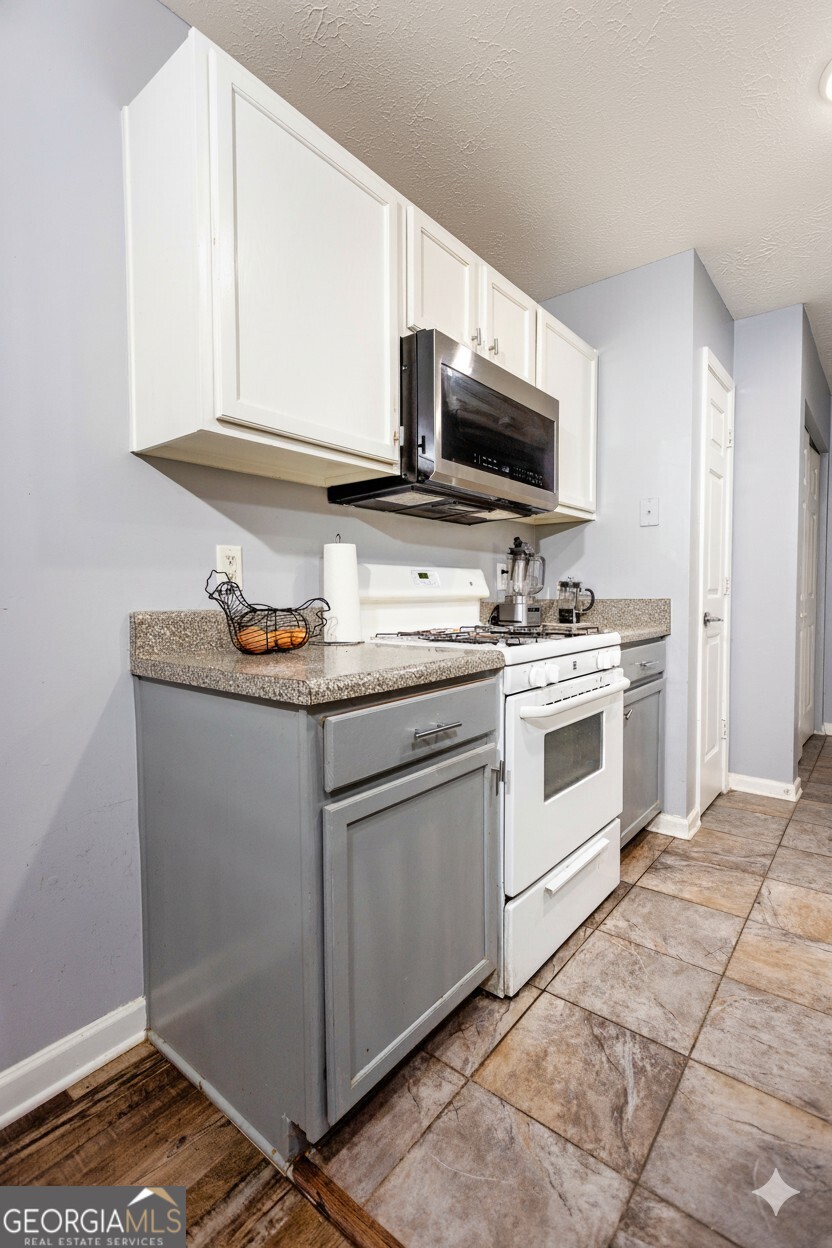 269 Silver Ridge Drive, Unit 269 Dallas, GA 30157 - Photo 16 of 34 a kitchen with a stove and a microwave