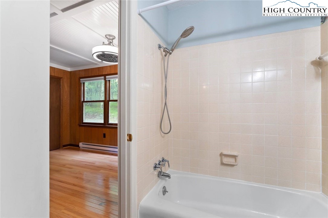 1028 Charter Hills Road Beech Mountain, NC 28604 - Photo 20 of 25 a bathroom with a shower and a tub