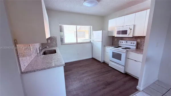$2,100 | 6370 West 27th Court, Unit 203, Hialeah, FL 33016