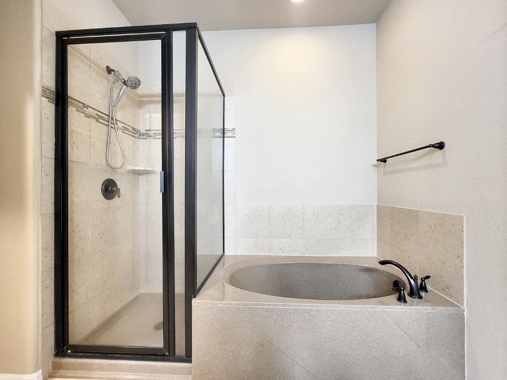 7508 Colina Vista Loop, Unit B Austin, TX 78750 - Photo 28 of 40 a bathroom with a tub