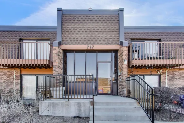 $210,000 | 717 Killarney Court, Unit 2D, Schaumburg, IL 60193