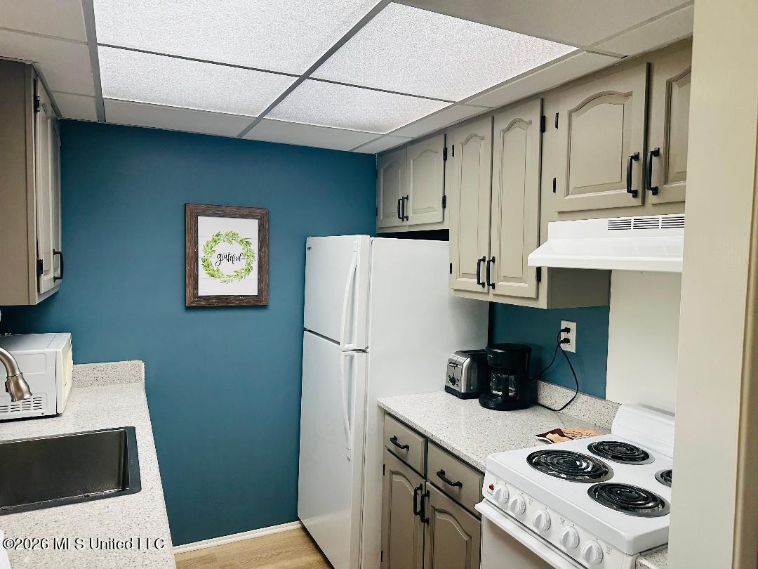 232 Lanai, Unit J Diamondhead, MS 39525 - Photo 4 of 14 thumbnail kitchen