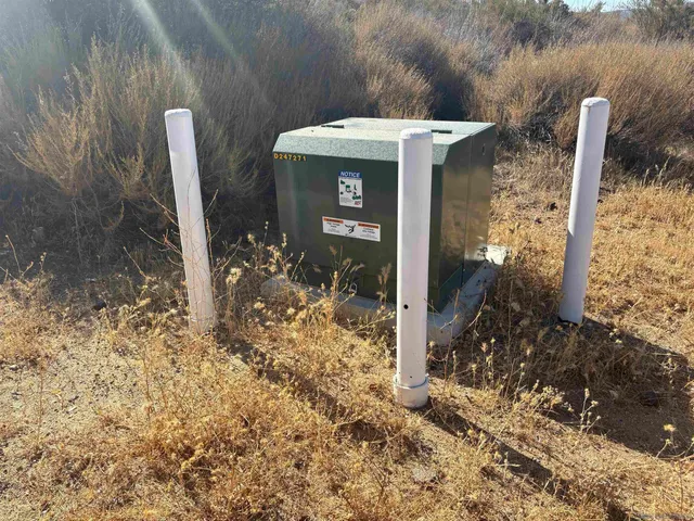 a view of a dry yard