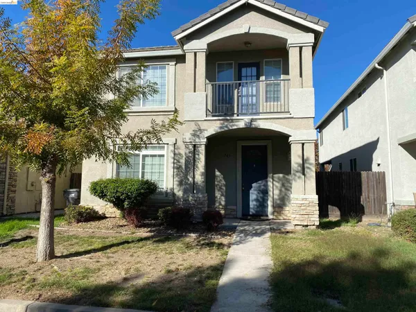 a view of house with yard and plants