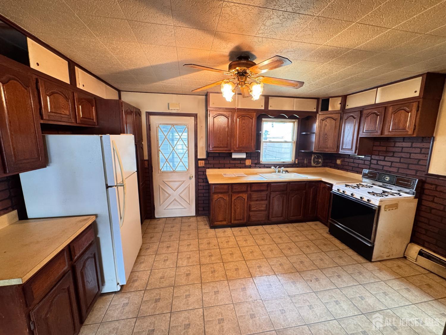 554 Ridgeway Avenue Sayreville, NJ 08879 - Photo 6 of 42