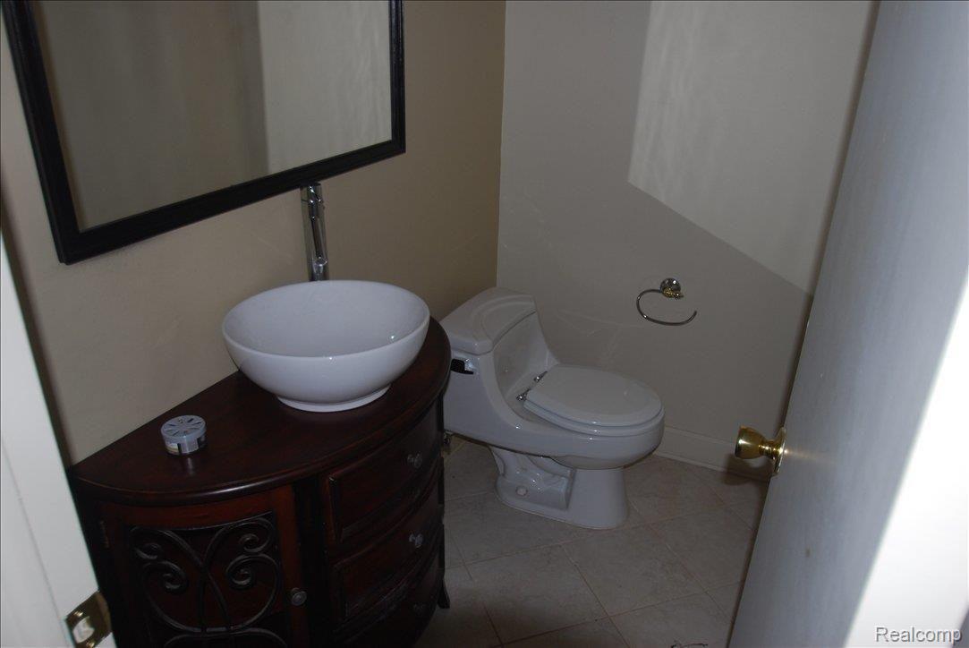 4733 Quarton Road Bloomfield Hills, MI 48301 - Photo 6 of 20 Grade lav