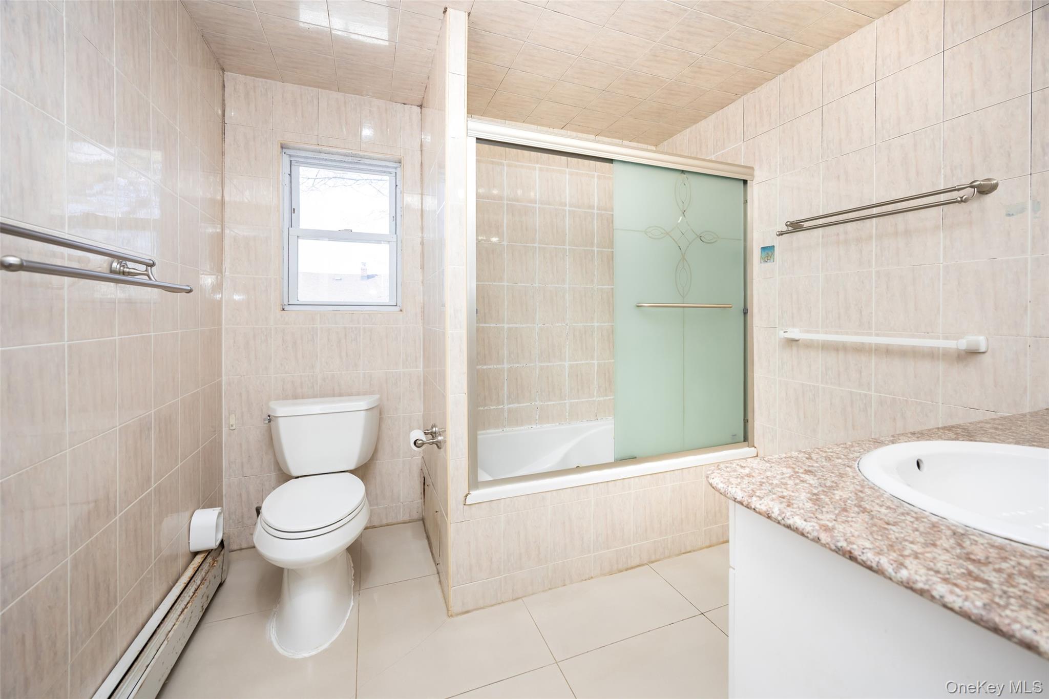 96 Colonial Road Floral Park, NY 11001 - Photo 15 of 29