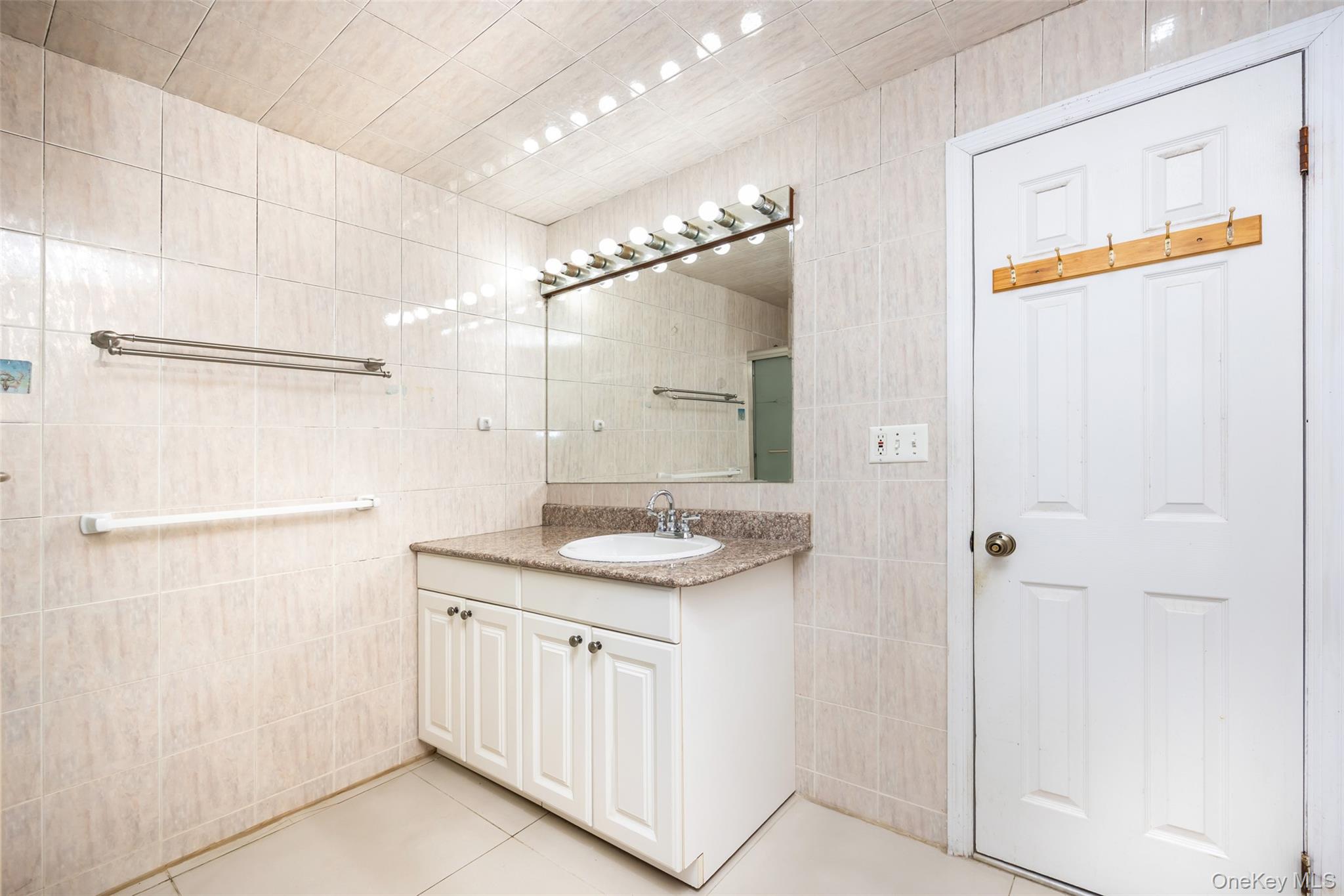 96 Colonial Road Floral Park, NY 11001 - Photo 16 of 29