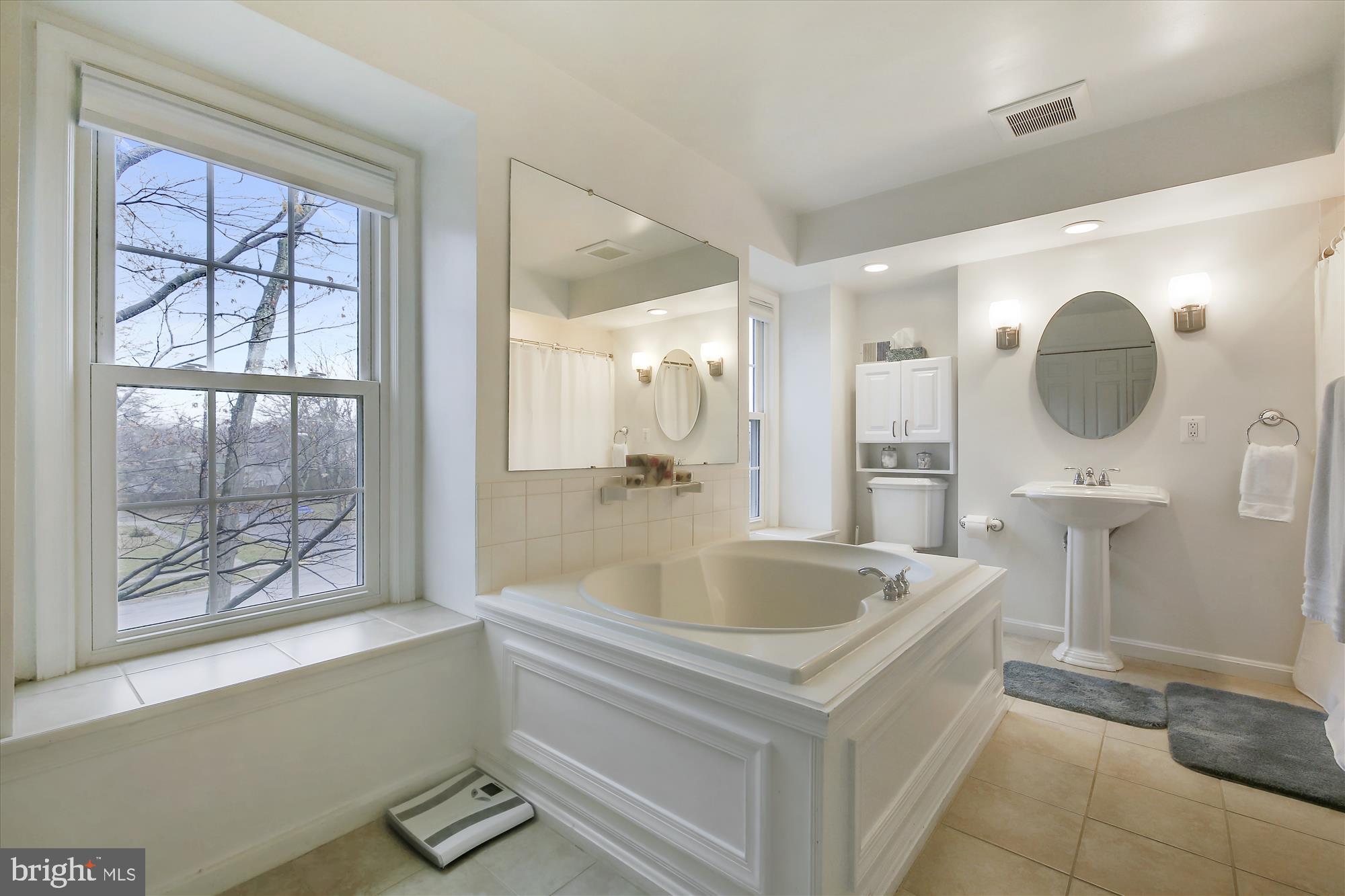 1588 Kimblewick Road Potomac, MD 20854 - Photo 19 of 36 Owner's Bath
