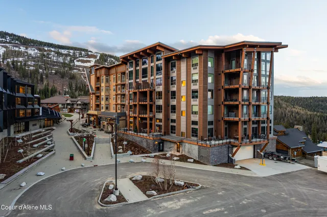 $1,980,000 | 124 Village Lane, Unit 418, Sandpoint, ID 83864