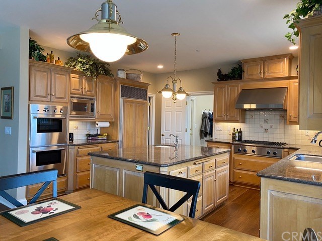 1010 Black Oaks Drive Lake Arrowhead, CA 92352 - Photo 13 of 52 a kitchen with stainless steel appliances granite countertop a sink dishwasher stove refrigerator and cabinets