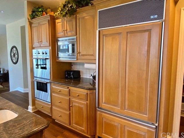 1010 Black Oaks Drive Lake Arrowhead, CA 92352 - Photo 16 of 52 a kitchen with stainless steel appliances granite countertop a refrigerator and a sink